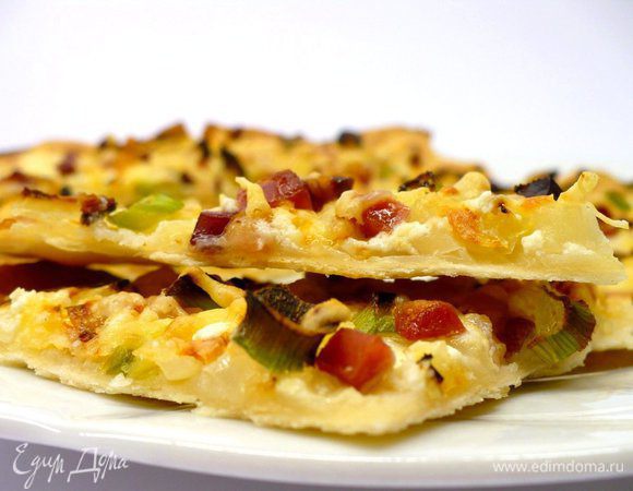 Ещё горячими разрезаем наши фламмкухены на кусочки и насдаждаемся. Кто любит с пивом, кто с молодым белым вином а кто просто так. Приятного аппетита!