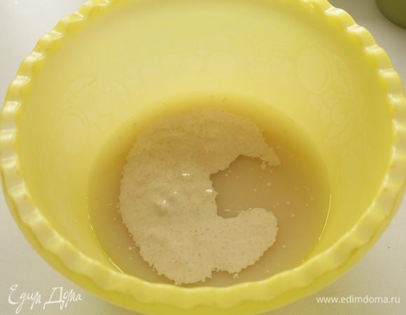 В миске смешать теплую воду и 1 ст.л. меда. Добавить дрожжи и оставить на 5 минут для ферментации.