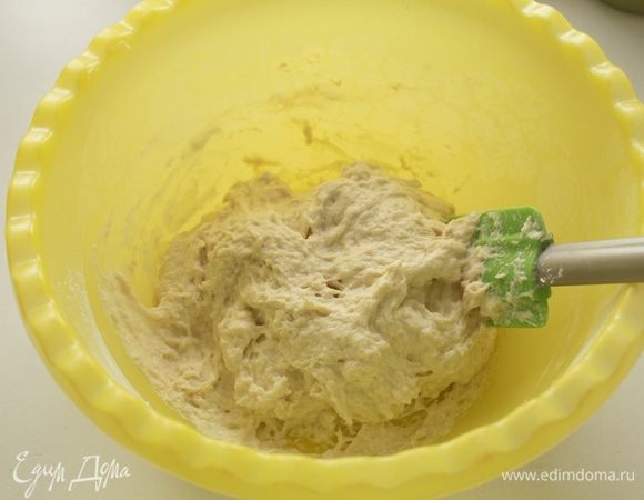 Вмешать  муки  280 гр. Накрыть пленкой и оставить на 5 минут.