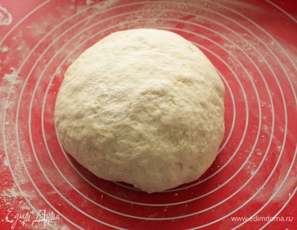 Вымесить тесто . Добавить еще муки (~70 г), по необходимости. Тесто должно хорошо отходить от стенок, быть немного липким, не быть очень упругим