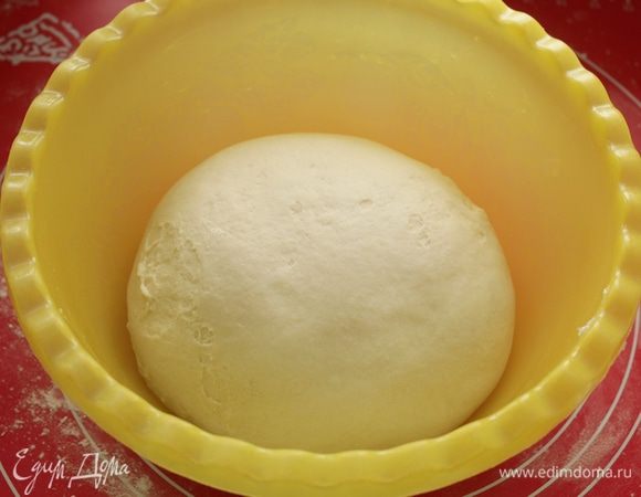 Вымесить тесто и сформировать шар (шарик получается гладким,приятным на ощупь). Накрыть и оставить на 15 минут.