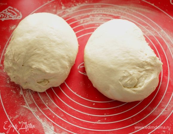 Смазать маслом две формы для хлеба. Разделить тесто.