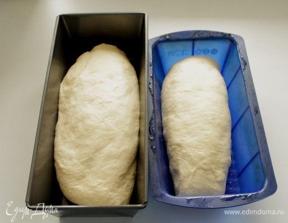 Свернуть рулетами и уложить в форму.