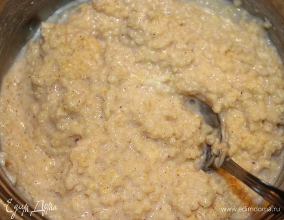 Готовим кашу на молоке с добавлением ванилина и корицы. Когда каша будет готова добавляем сахар по вкусу.