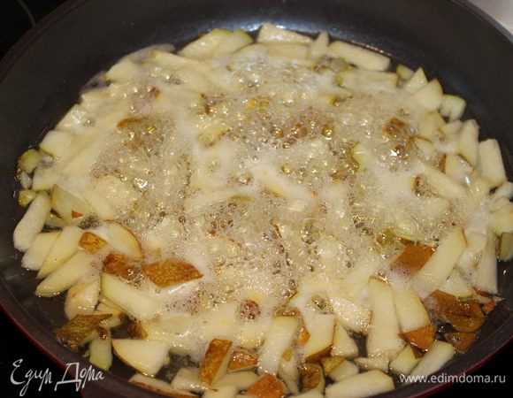 Пшённую кашу отставляем остывать,тем временем готовим грушу. Фрукт режем кубиками или брусочками(кому как нравится),засыпаем сахаром (я добавила еще немного воды) и варим до образования карамели.