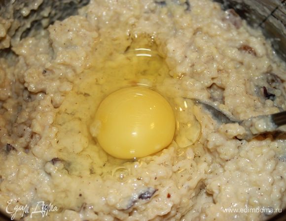 В остывшую кашу добавляем изюм и яйца.