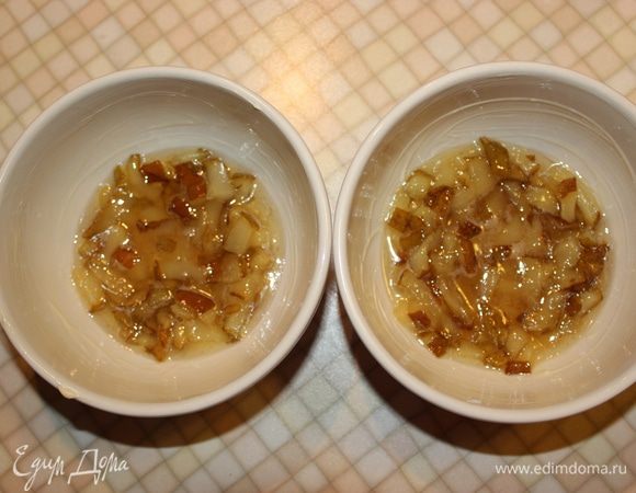 Формы смазываем сливочным маслом и выливаем грушу в карамели.