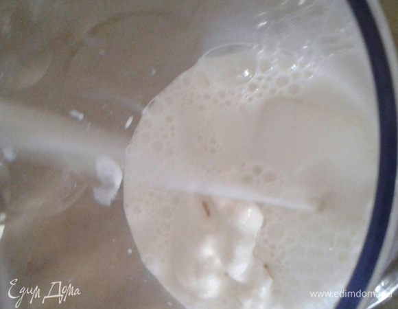 Далее добавляем сироп, молоко, мороженое, корицу. Все хорошенечко взбиваем.