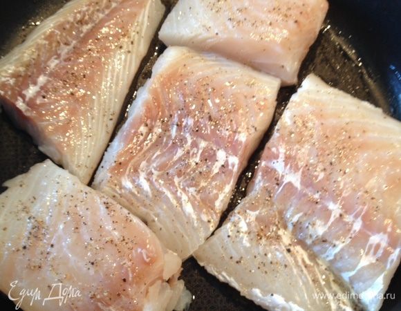 Разогреть духовку до 150 градусов. Филе трески посолить, выложить в форму для запекания, полить оливковым маслом и белым вином, выпекать  10-15 минут.