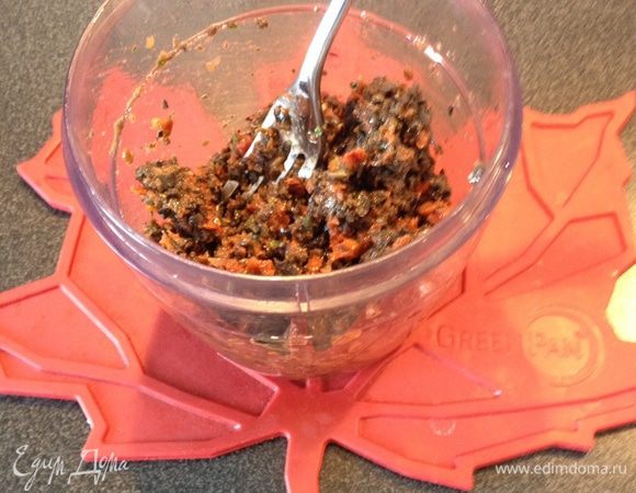 В кухонный комбайн положить вяленые помидоры, оливки, сухари, петрушку и перемешать. Можно все порубить острым ножом. Посолить, поперчить по вкусу. Диетический вариант: вместо сухарей можно положить отруби. 
Фото до добавления сухарей.