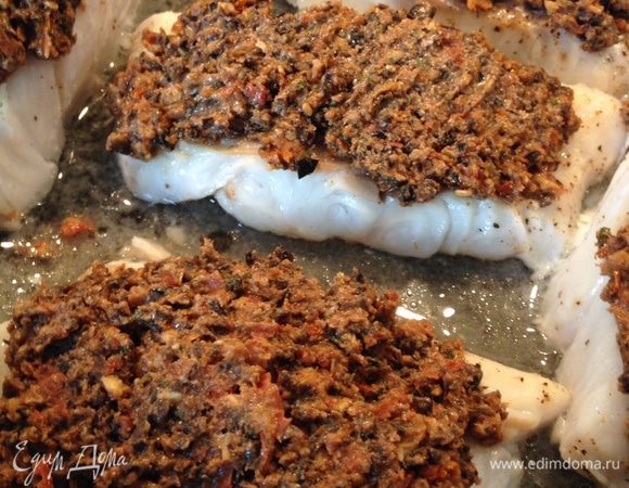 Выложить на рыбу приготовленную заправку и запекать в духовке еще минут 10, до нужной вам корочки.  Можно подавать с вашим любимым гарниром к рыбе, мне нравится с зеленой фасолью.