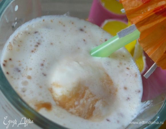 Все готово!
Переливаем в стакан для коктейля сверху можно выложить еще немного мороженого!