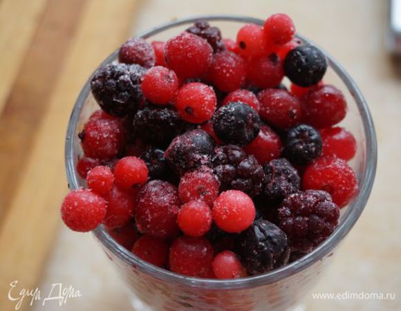 Домашние ягоды - 1,5 стакана! Смородина красная, черная, ежевика и малина - урожай прошлого года, из морозилки :)