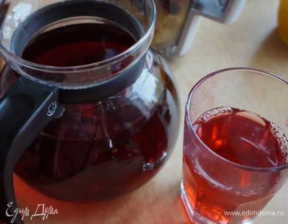 Чай каркаде. Уже заварен. Можно использовать зеленый (отличный антиоксидант), можно обычную столовую воду без газа.