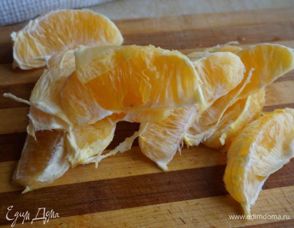 Апельсин очистить от кожуры (цедру не выбрасывайте - ей можно найти применение в пирогах, чаях, тортах...)