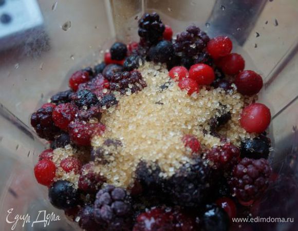 Соединить все в блендере, добавить сахар (по вкусу, с учетом сладости ананаса и апельсина).