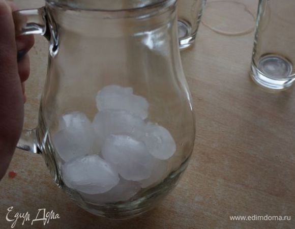 В графин отправляем несколько кубиков льда, выливаем сверху смузи.