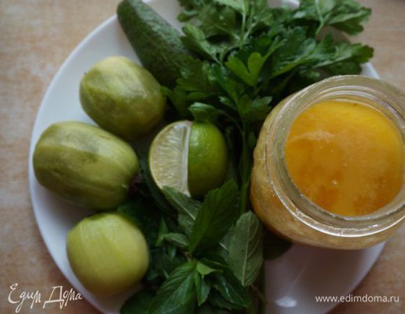 Очищаем от кожуры киви. 