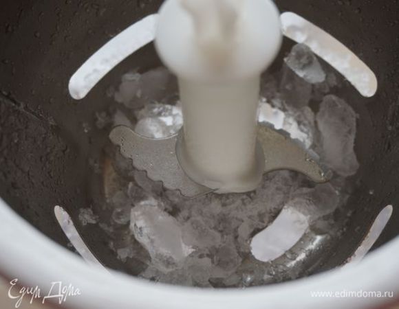 Отдельно перетрем лед в крошку.