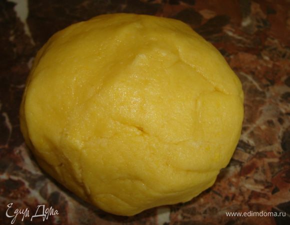 Приготовим песочное тесто. Маргарин растереть с сахаром, добавить желтки, всыпать муку. Замесить тесто и отправить в холодильник на 30 мин.