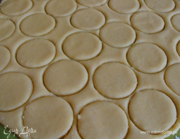 Духовку включить для нагрева до 180 гр. 
Тесто раскатать. Вырезать круги диаметром 5 см. Противень застелить бумагой. Выложить песочные тарелочки.