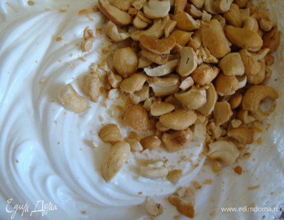 Белки взбить в до острых пик с сахаром и лимонной кислотой. Добавить рубленные орехи.