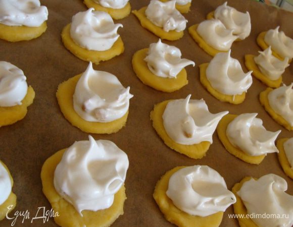 Выложить белково-ореховую массу на песочное тесто, сделав небольшие углубления в середине.