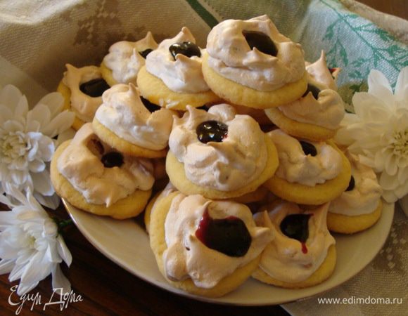 Выпекаем в духовке 20-25 минут до золотистого оттенка. Когда печеньки остыли, сверху кладем черничный джем, или ягоды из варенья, или капельку шоколада, а может вареного сгущенного молока.... Вкусно и так и эдак...

Приятного чаепития!!!!! 