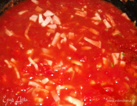 На оливковом масле немного обжариваем нарезанный лук и чеснок и нарезанную курицу, добавляем две банки консервированных нарезанных томатов (можно томатный соус).