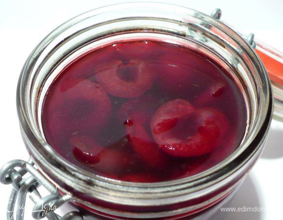 В основу данного рецепта легли уже готовые вишни в амаретто. См. http://www.edimdoma.ru/retsepty/66680-slivochnyy-desert-iz-maskarpone-s-vishnyami-amaretto