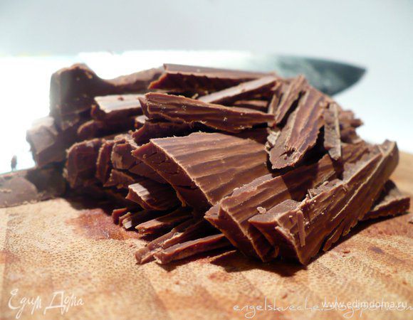 Первым делом топим первую партию шоколада (тут уж на любителя: я предпочитаю горький шоколад в таких историях, но поедатели были любителями молочных сказок). Предварительно режем весь шоколад. Отправляем 150 г шоколада на водяную баню.