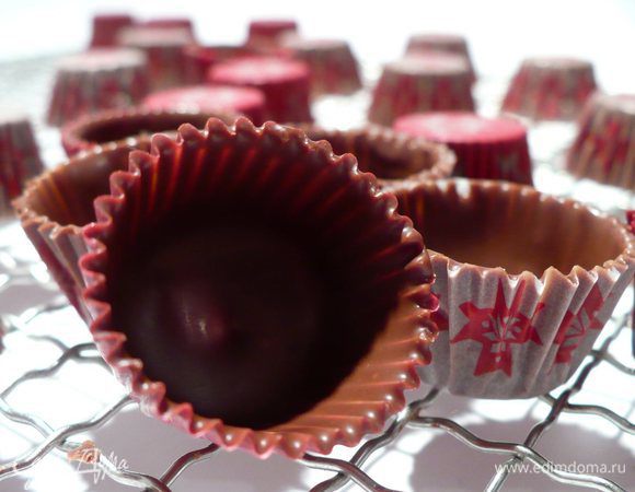 Формочки для домашних конфет обильно смазываем получившейся шоколадной массой с помощью, например, силиконой кисточки. Если нет формочек, используем пекарскую бумагу или фольгу в тех же целях. Даём шоколаду застыть.