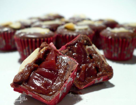 С помощью шприца или кулинарного конуса заполняем дно конфет кремом, выкладываем по две половинки пьяной вишни в крем, оставшееся пространство заполняем кремом. Внимание: заполняем не до краёв! Даём поверхности разровняться. 