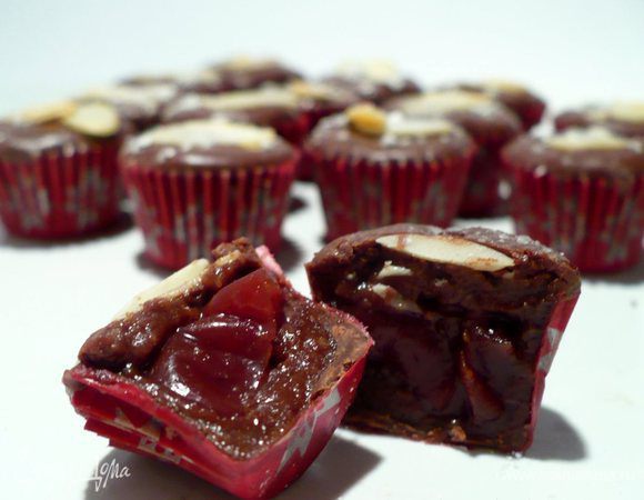 Топим последнюю партию шоколада, распределяем как крышечку поверх конфет, присыпаем миндальными хлопьями и сахарной пудрой. (У меня получилось 30 штук.)