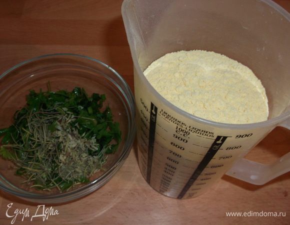 Добавляем порезанный бекон, стакан воды, нарезанные зелёные оливки, горошек 1 банку (можно кукурузу одну банку) тушим 10 минут, последние 5 минут делаем огонь побольше и добавляем порезанные петрушку и зелёный лук и добавляем постоянно помешивая кукурузную муку, крахмал и пшеничную муку и сливочное масло, если масса будет недостаточно густая можно подсыпать кукурузной муки.