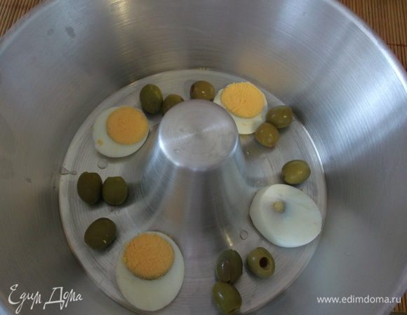 Масса должна стать очень густой (в конце я выложу видео,где можно наглядно посмотреть как это должно выглядеть). Форму смазать оливковым маслом (я не смазывала и у меня прекрасно кекс перевернулся) на дно выкладываем нарезанные кусочки яйца, оливки.