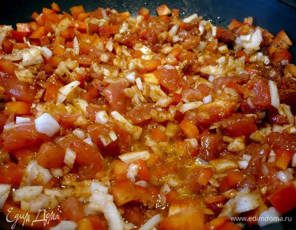 Готовим начинку. Лук нарезаем мелко, помидор заливаем на пару минут кипятком, снимаем кожицу и режем. Из перца извлекаем сердцевинку и мелко нарезаем. Поджариваем овощи со сладкой паприкой на оливковом масле. Перекладываем их в сотейник.