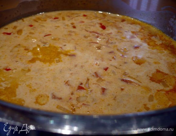 Ставим сотейник на средний огонь. Вливаем кефир, доводим до кипения и всыпаем манку, убавляем огонь, перемешиваем.