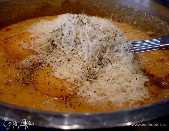 Добавляем яйцо (у меня на фото - 2 яйца, готовила двойную порцию начинки, но половина осталась), тертый пармезан, соль и перец. Перемешиваем и варим на медленном огне до загустения и готовности манки. По рецепту - это минут 15, у меня — меньше 10 минут. 