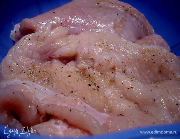 Индейку промываем, обсушиваем полотенцем, отбиваем, солим и перчим с двух сторон. Смазываем оливковым маслом (у меня на каждый шницель уходило примерно по ½ ст.л. масла), с одной стороны (это будет внешняя сторона рулетика) присыпаем порубленной петрушкой.