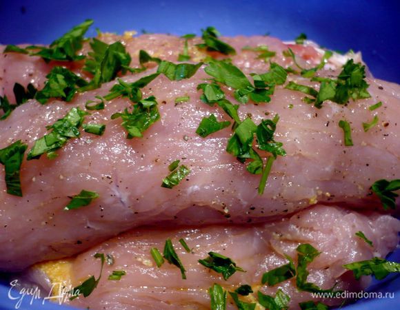 На каждый шницель выкладываем начинку, распределяем ее равномерно и сворачиваем шницель в рулет. Можно закрепить каждый рулет кулинарной нитью. 