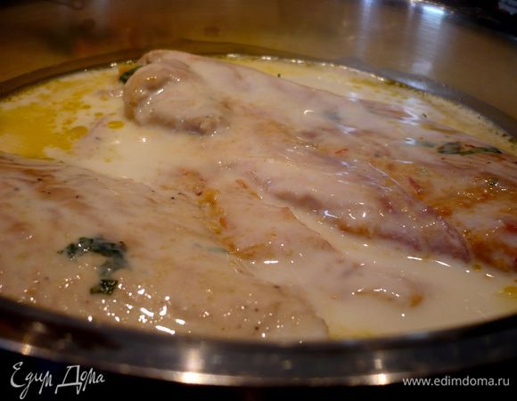 Разогреваем на сковороде оливковое масло и обжариваем рулетики в масле с двух сторон до золотистого цвета. Перекладываем в сотейник и заливаем кефиром, ставим на средний огонь, как только кефир начнет закипать, убавляем огонь до медленного, прикрываем крышкой и оставляем минут на 20 тушиться. Если Ваши рулетики маленькие, а сотейник — широкий, то, возможно, вашим рулетам будет достаточно и 15 минут.