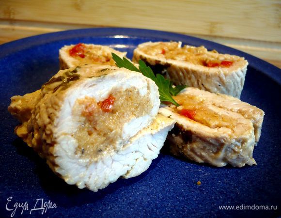 Извлекаем рулетики, ставим их в теплую духовку, прикрыв фольгой, а соус увариваем в течение нескольких минут, хорошо перемешивая его венчиком и, по желанию, добавляем муку или разведенный в ложке холодной воды крахмал, снова перемешиваем, даем загустеть и снимаем с огня. Подаем рулетики с соусом, присыпав рубленной петрушкой, или, как у меня на фото, в холодном виде, уже без соуса. Угощайтесь! 