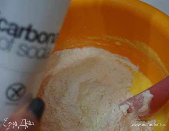 Просеять порцию муки, соду (погасить лимонным соком).