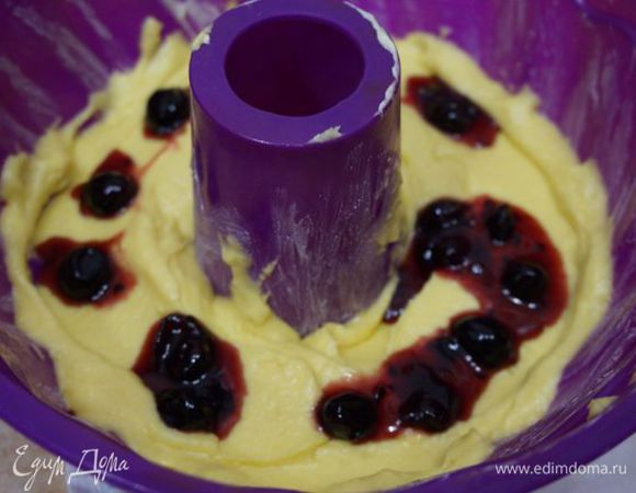 Выложить часть теста в форму, сверху немного варенья (по центру, немного вдавливая) и залить оставшимся тестом.