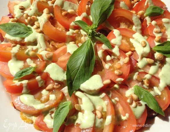 Посыпаем салат оставшимися кедровыми орешками, украшаем листиками базилика и подаем!!!
Угощайтесь!!
