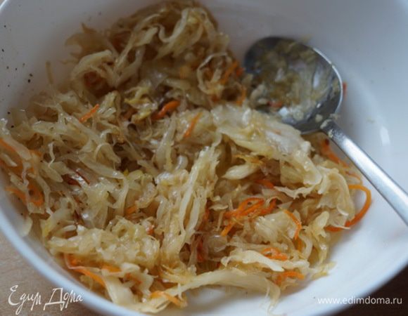 Обжарим капусту на подсолнечном масле. Для улучшения вкуса добавим сахар.