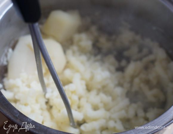 Сварим картофель, сделаем пюре, не забудем посолить, немного пересаливая (частично соль поглотится тестом).