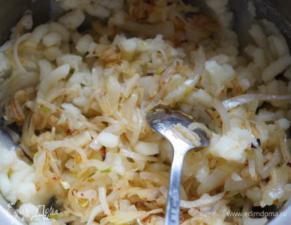 Соединим картофель с капустой. Я люблю когда в пирожке капуста с картошкой находятся рядом. Для этого я нахожу золотую середину при смешивании.Попробуйте так сделать.