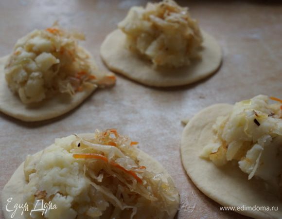 На этом фото очень хорошо видно, как хорошо соседствуют оба ингредиента. Да, тесто я взяла вот это: http://www.edimdoma.ru/retsepty/51697-chudo-pirozhki-na-syvorotke.